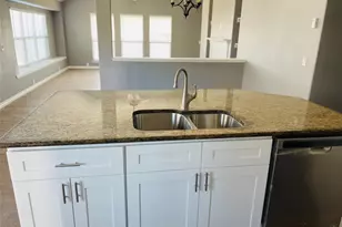 548 Kerry St, Crowley, TX 76036 - Photo 8