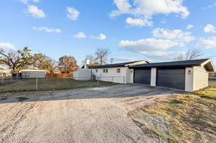 501 Roach St, Bowie, TX 76230 - Photo 14