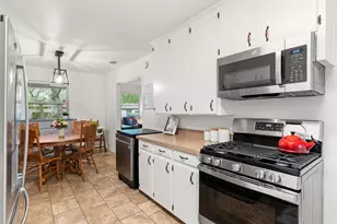 807 Elizabeth Blvd, Granbury, TX 76048 - Photo 10