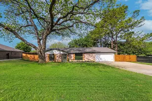 2004 Tarver Rd, Burleson, TX 76028 - Photo 2