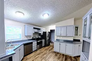 1315 Phoenix Ct, Granbury, TX 76048 - Photo 4