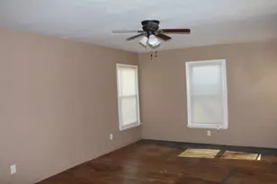 202 SE 9th St, Grand Prairie, TX 75051 - Photo 2