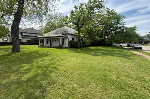 376 W Walters St, Lewisville, TX 75057 - Photo 2