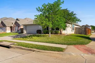 400 Elk Run Dr, Fort Worth, TX 76140 - Photo 2