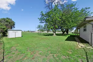 913 N Main St, Springtown, TX 76082 - Photo 24