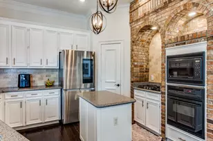 2821 Shadow Dr W, Arlington, TX 76006 - Photo 14