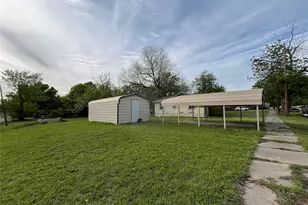 320 S Manson St, Wolfe City, TX 75496 - Photo 8