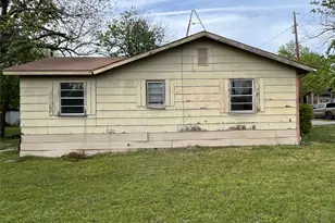 320 S Manson St, Wolfe City, TX 75496 - Photo 6