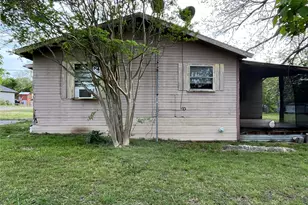 320 S Manson St, Wolfe City, TX 75496 - Photo 4