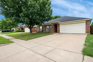 943 Morgan Dr, Burleson, TX 76028 - Photo 2