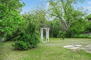 813 32nd St, Grand Prairie, TX 75050 - Photo 14