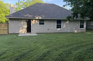 1004 Sanders St, Bowie, TX 76230 - Photo 10