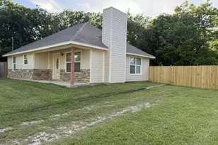 1004 Sanders St, Bowie, TX 76230 - Photo 2