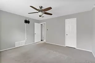 6104 Kelly Elliott Rd, Arlington, TX 76001 - Photo 6