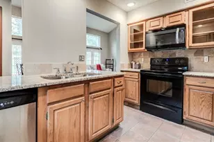 647 Cimarron Trail, Irving, TX 75063 - Photo 10