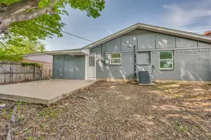 1913 San Antonio St, Grand Prairie, TX 75051 - Photo 32