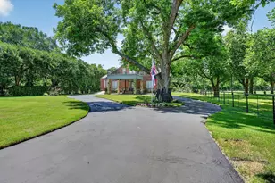 1290 Fox Ln, Burleson, TX 76028 - Photo 4