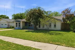 728 Lisa Ln, Cedar Hill, TX 75104 - Photo 2