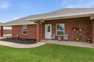 636 E Eubank St, Mabank, TX 75147 - Photo 4