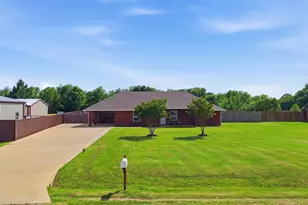 636 E Eubank St, Mabank, TX 75147 - Photo 2