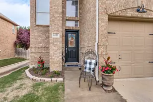 6811 Shore Breeze Ct, Arlington, TX 76016 - Photo 2