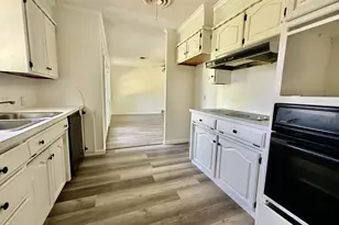 1114 Davis St, Cleburne, TX 76033 - Photo 4