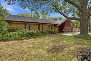 1233 Greenbriar Ln, Cleburne, TX 76033 - Photo 2