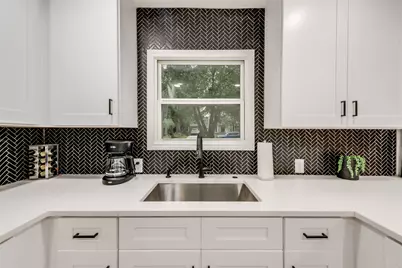 1103 W Russell Avenue, Carrollton, TX 75006 - Photo 12