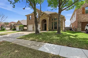2451 Beachview Dr, Grand Prairie, TX 75054 - Photo 2