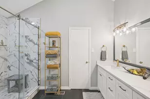 209 Cimarron Trail, Irving, TX 75063 - Photo 10