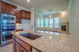 7124 Isle Royal Ln, Irving, TX 75063 - Photo 6