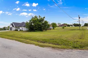 105 Runaway Bay Dr, Runaway Bay, TX 76426 - Photo 2
