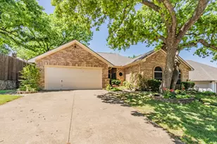 702 Jonathan Dr, Euless, TX 76040 - Photo 2