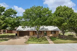 1110 Gifford Dr, Granbury, TX 76048 - Photo 2
