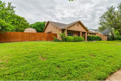 402 Chestnut Drive, Grand Prairie, TX 75052 - Photo 2
