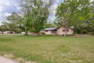 1533 E Springcrest Cir, Lancaster, TX 75134 - Photo 2