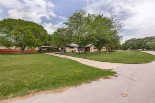 1533 E Springcrest Cir, Lancaster, TX 75134 - Photo 4