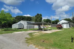 902 Devils River Dr, Granbury, TX 76048 - Photo 4