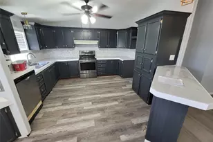 902 Devils River Dr, Granbury, TX 76048 - Photo 2