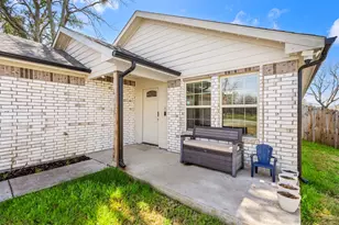 300 Lipscomb St, Cleburne, TX 76031 - Photo 2