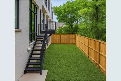 610 N Oak Cliff Boulevard #302, Dallas, TX 75208 - Photo 2