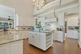 1904 W Emerald Bend Ct, Granbury, TX 76049 - Photo 4