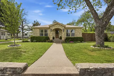 309 N Travis Street, Granbury, TX 76048 - Photo 2