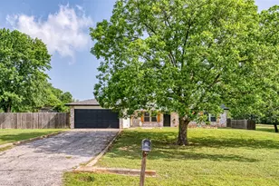 2268 Tanglewood St, Weatherford, TX 76085 - Photo 2