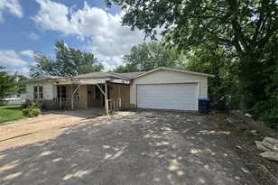 1301 Sharondale St, Fort Worth, TX 76115 - Photo 2