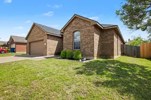 303 Stonegate Blvd, Alvarado, TX 76009 - Photo 4