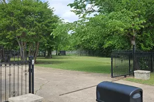 901 N Blanche St, Terrell, TX 75160 - Photo 2