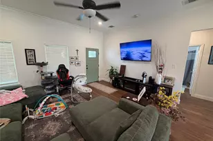 527 Siesta Ct, Granbury, TX 76048 - Photo 4