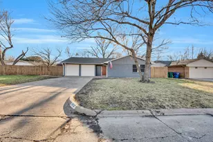 512 Virginia Ave, Waxahachie, TX 75165 - Photo 2