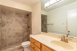1220 Farnham Ct E, Irving, TX 75062 - Photo 8